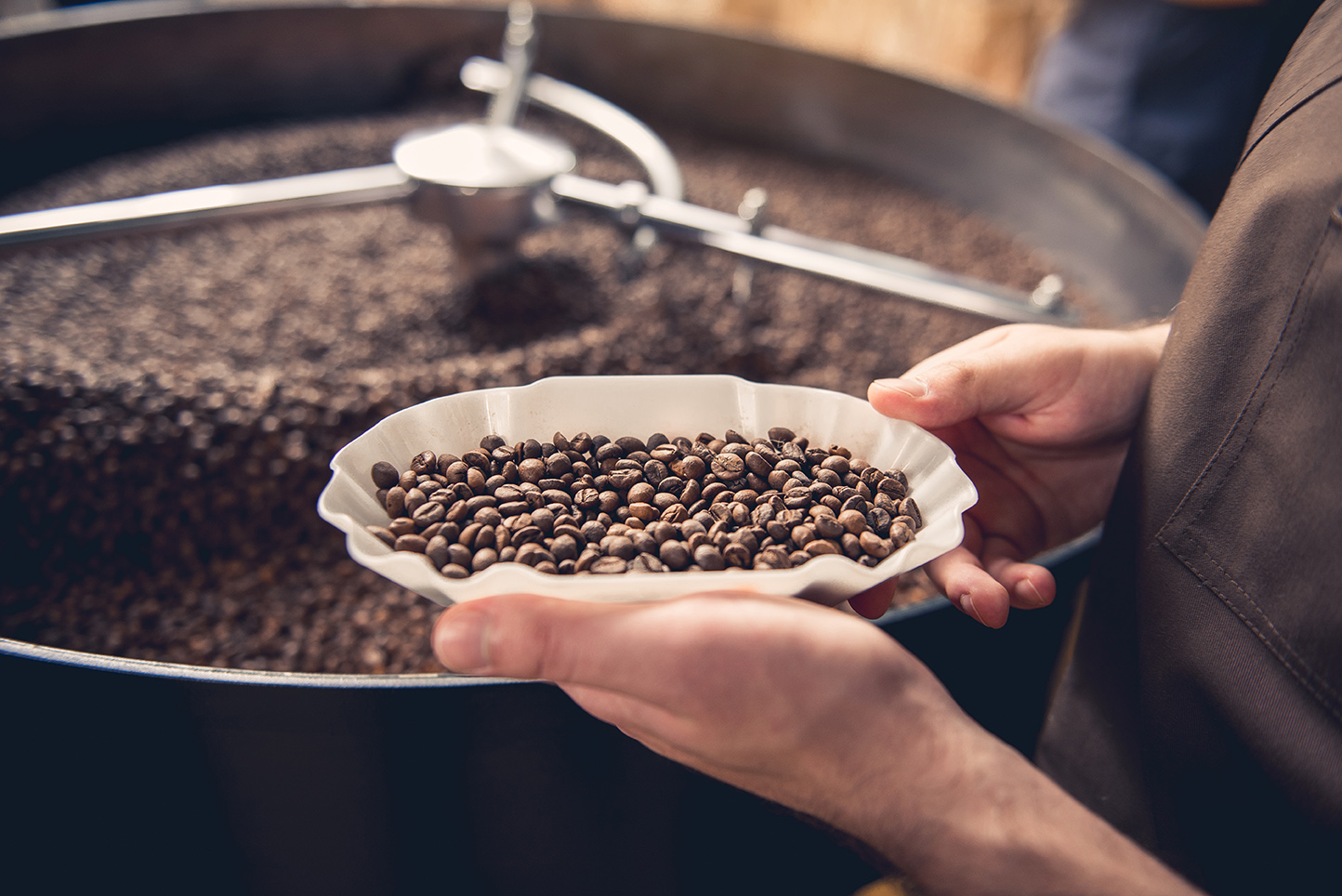 Close,Up,Professional,Coffee,Roaster,Holding,Bowl,With,Beans